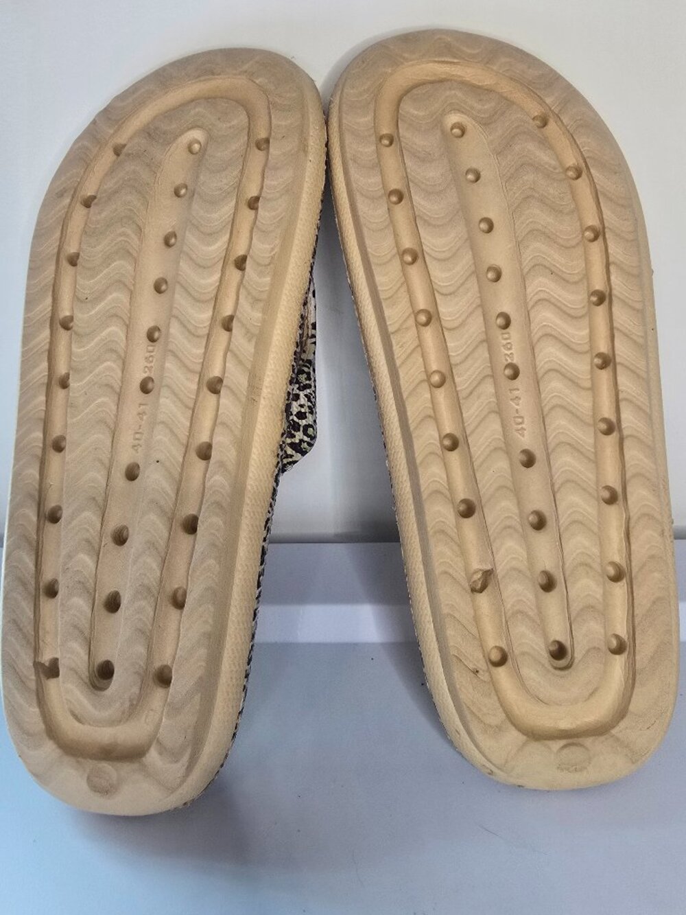 The Cloudies Coshion Slides - Leopard - Women's 8.5-9 - Picture 4 of 5